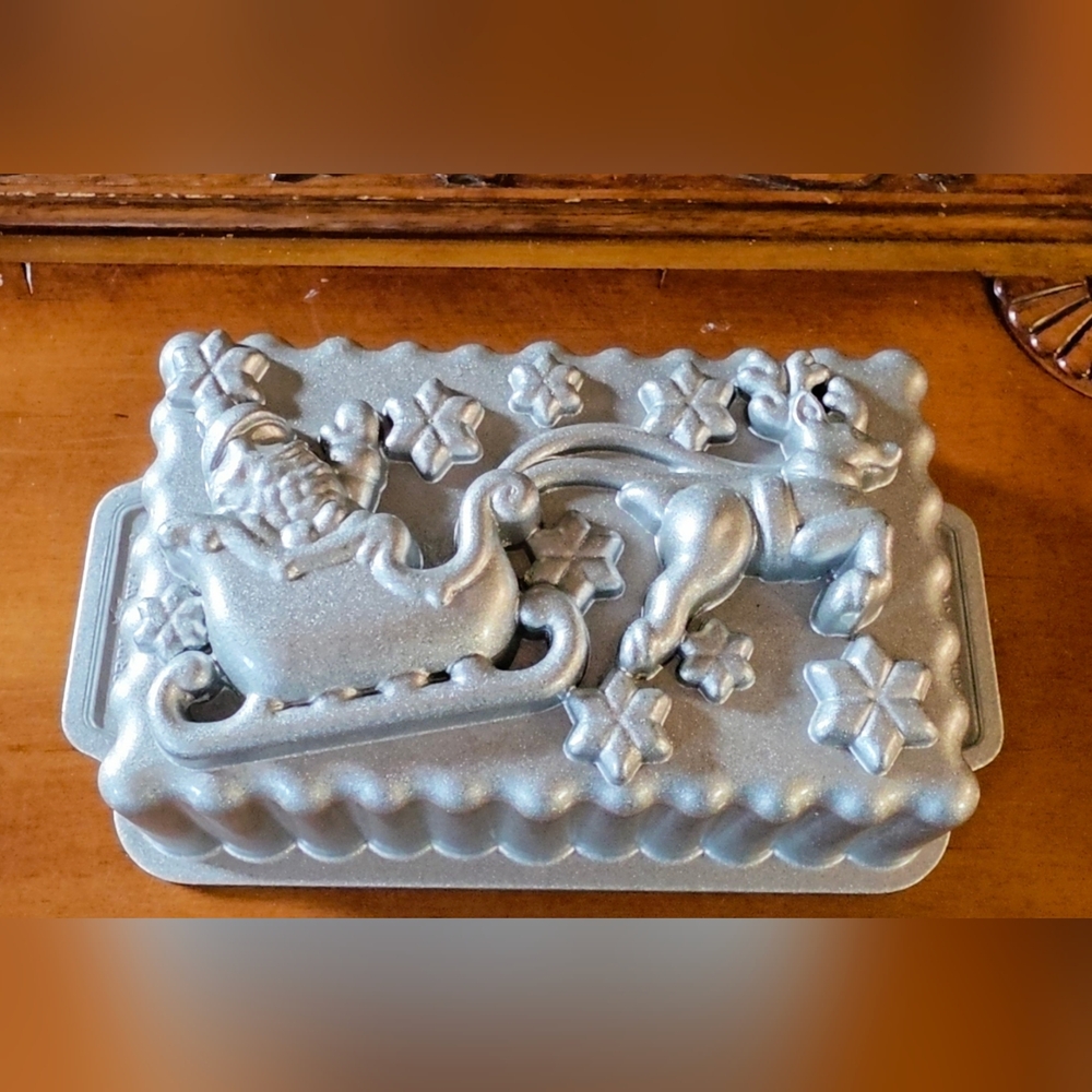 Nordic Ware Santa's Sleigh Mold Cast Aluminum Loaf Pan 6 Cups Holiday Baking
